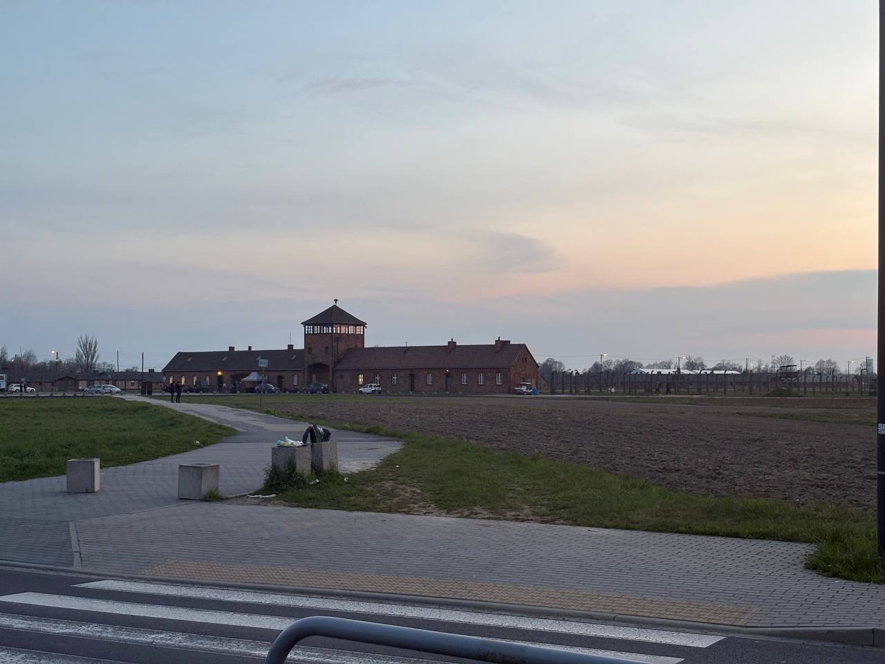 Brána smrti, Auschwitz-Birkenau za soumraku