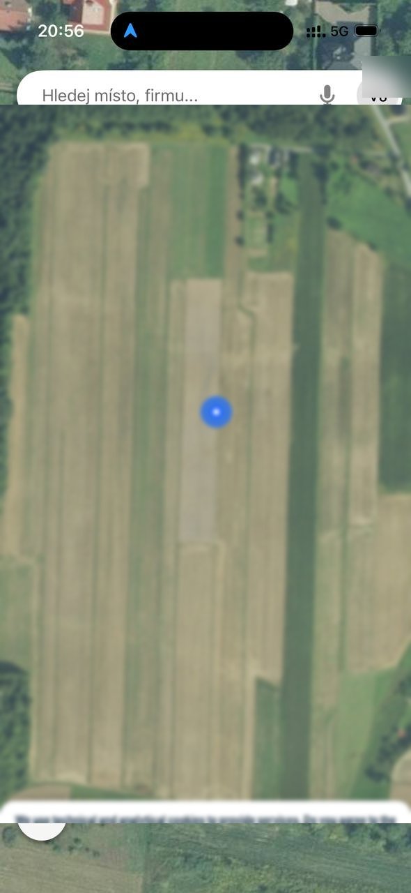 Mapa s pinem uprostřed pole