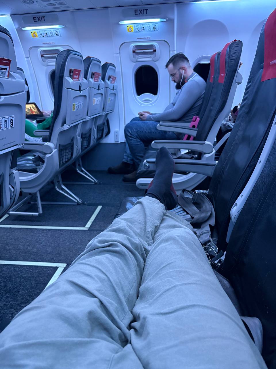 Interiér Norwegian 737-800 - exit row v noci