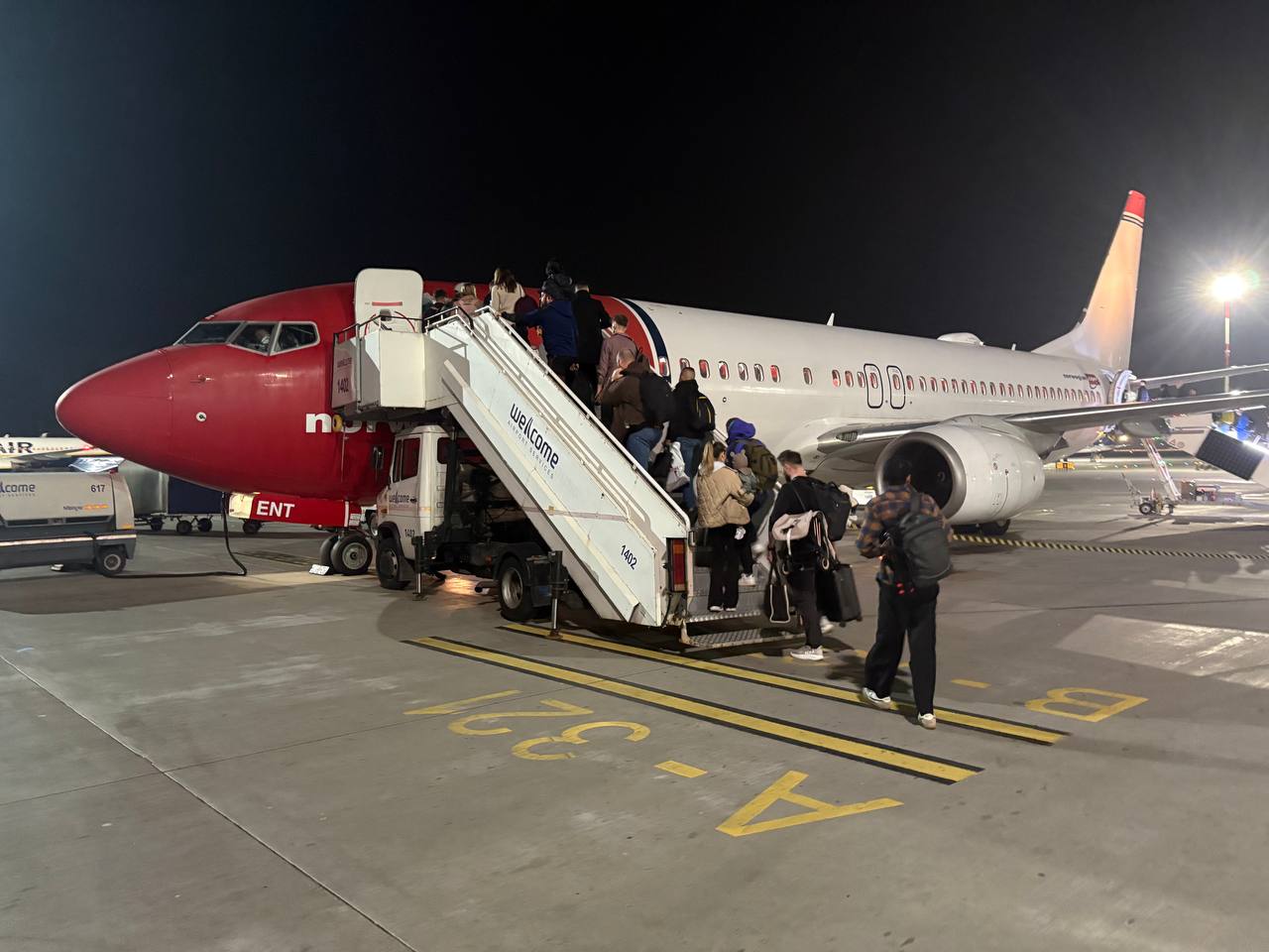 Nástup do Norwegian 737-800 v noci