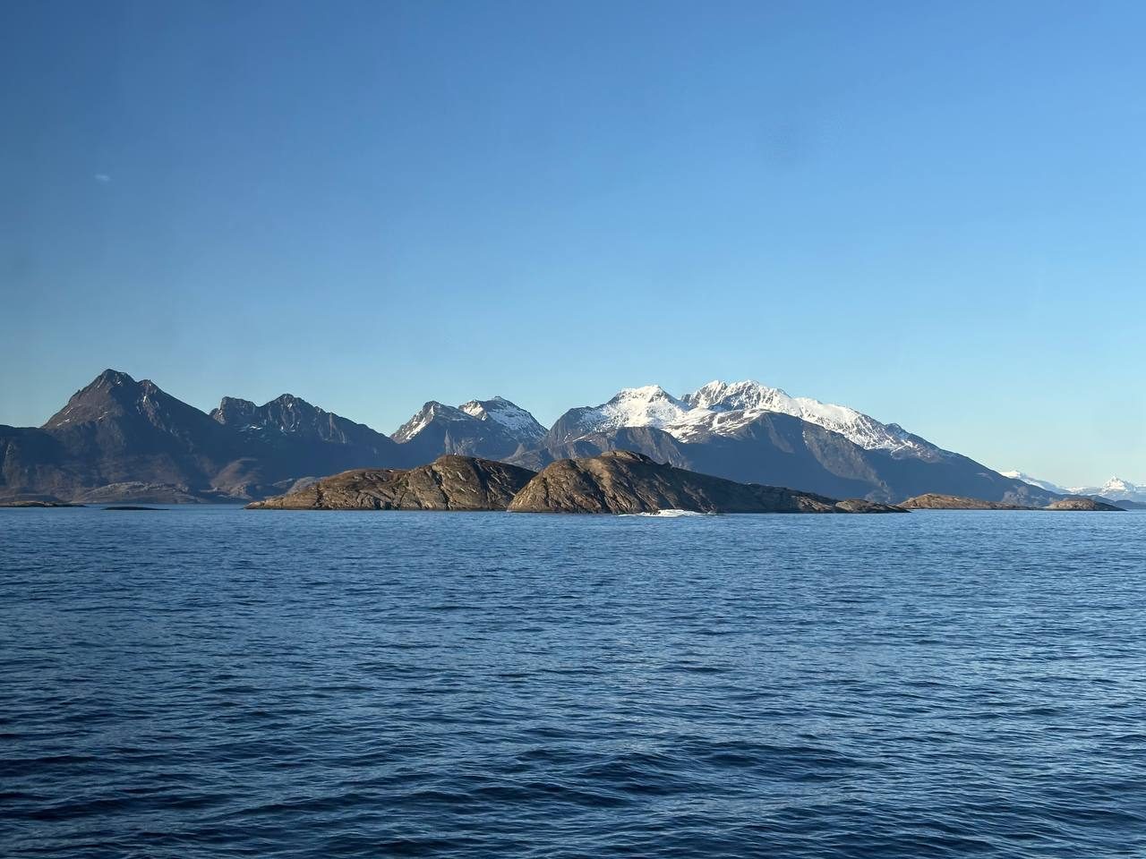 Výhled z express boatu na zasněžené hory