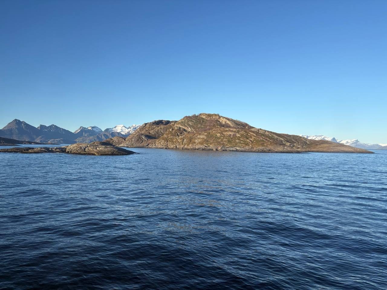 Ostrůvek a hory z express boatu