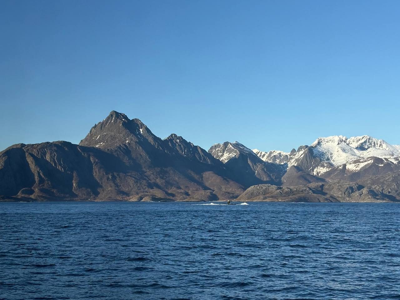 Špičaté hory z fjordu