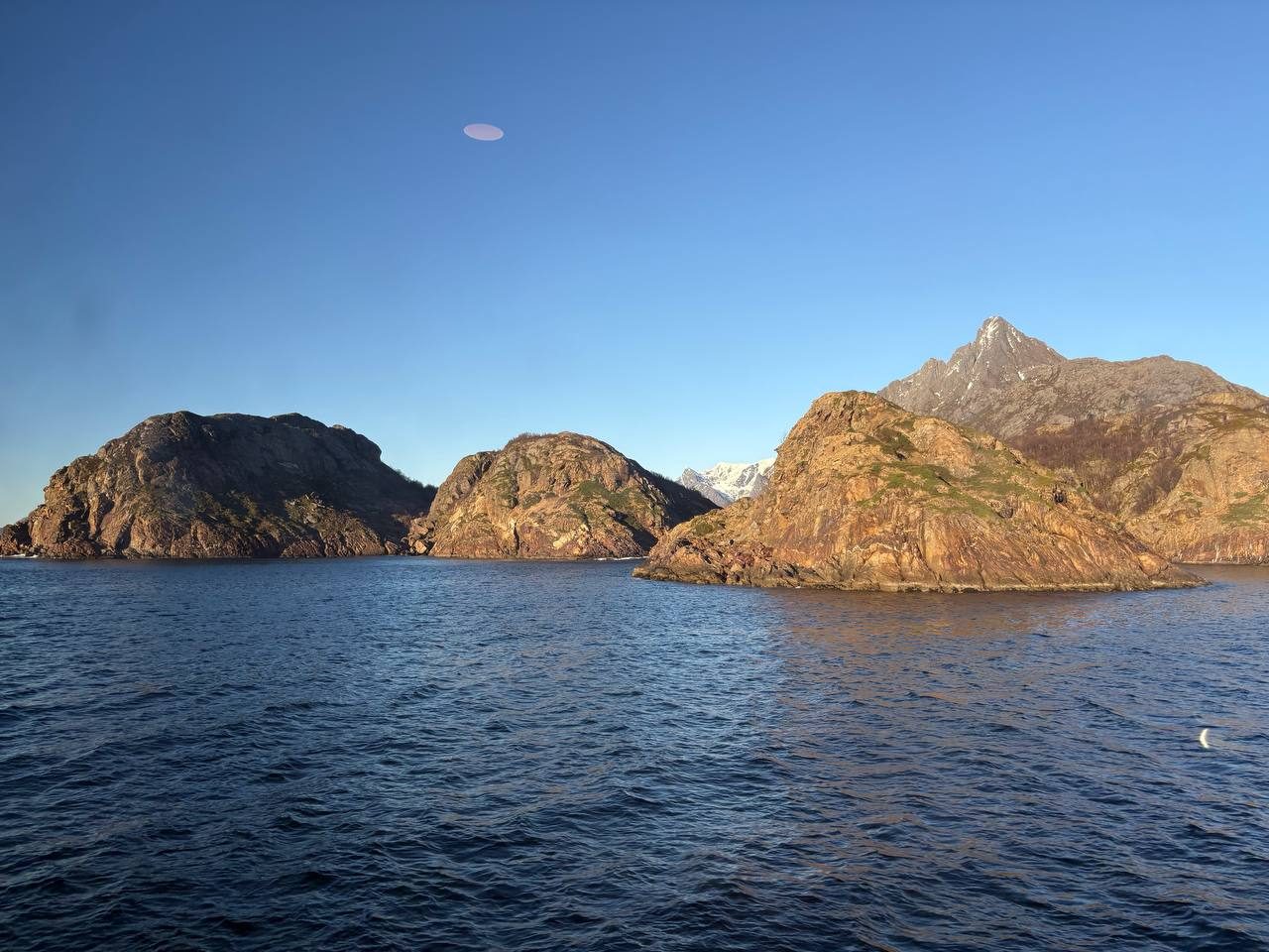 Skalnaté pobřeží severního Norska