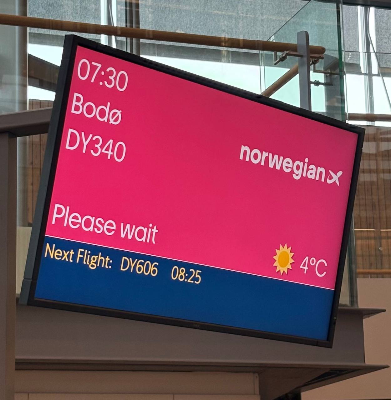 Gate display - DY340 Bodø, Please wait