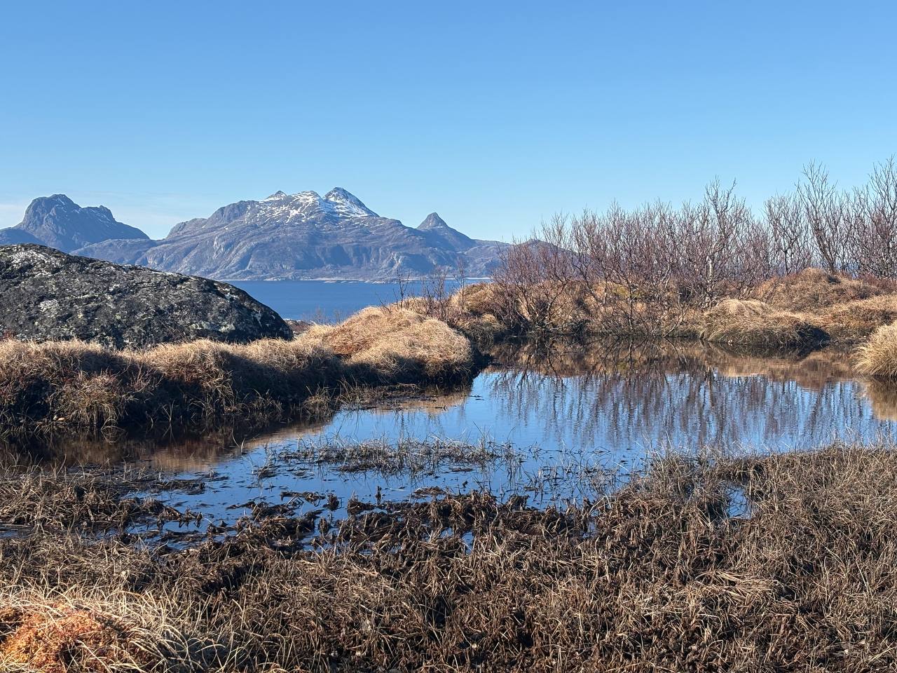 Jezírko na Pollfjellet s výhledem na hory
