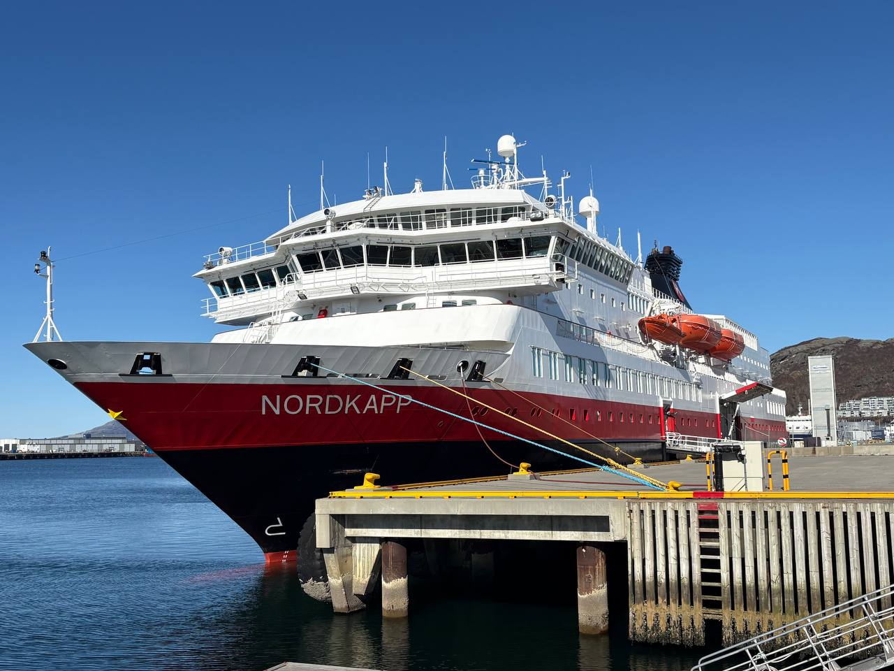 Hurtigruten MS Nordkapp v přístavu Bodø