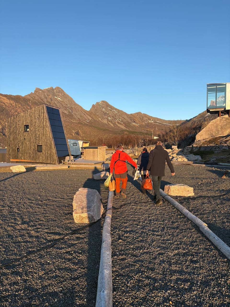 Kabiny hostů na Manshausenu - geodetické chatky u moře