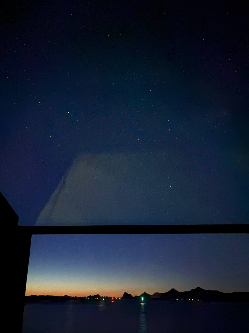 Noční obloha nad Manshausenem - hvězdy a světlo horizontu