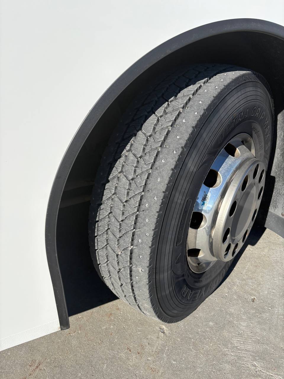 Piggdekk - hřebíky v pneumatikách autobusu v Bodø