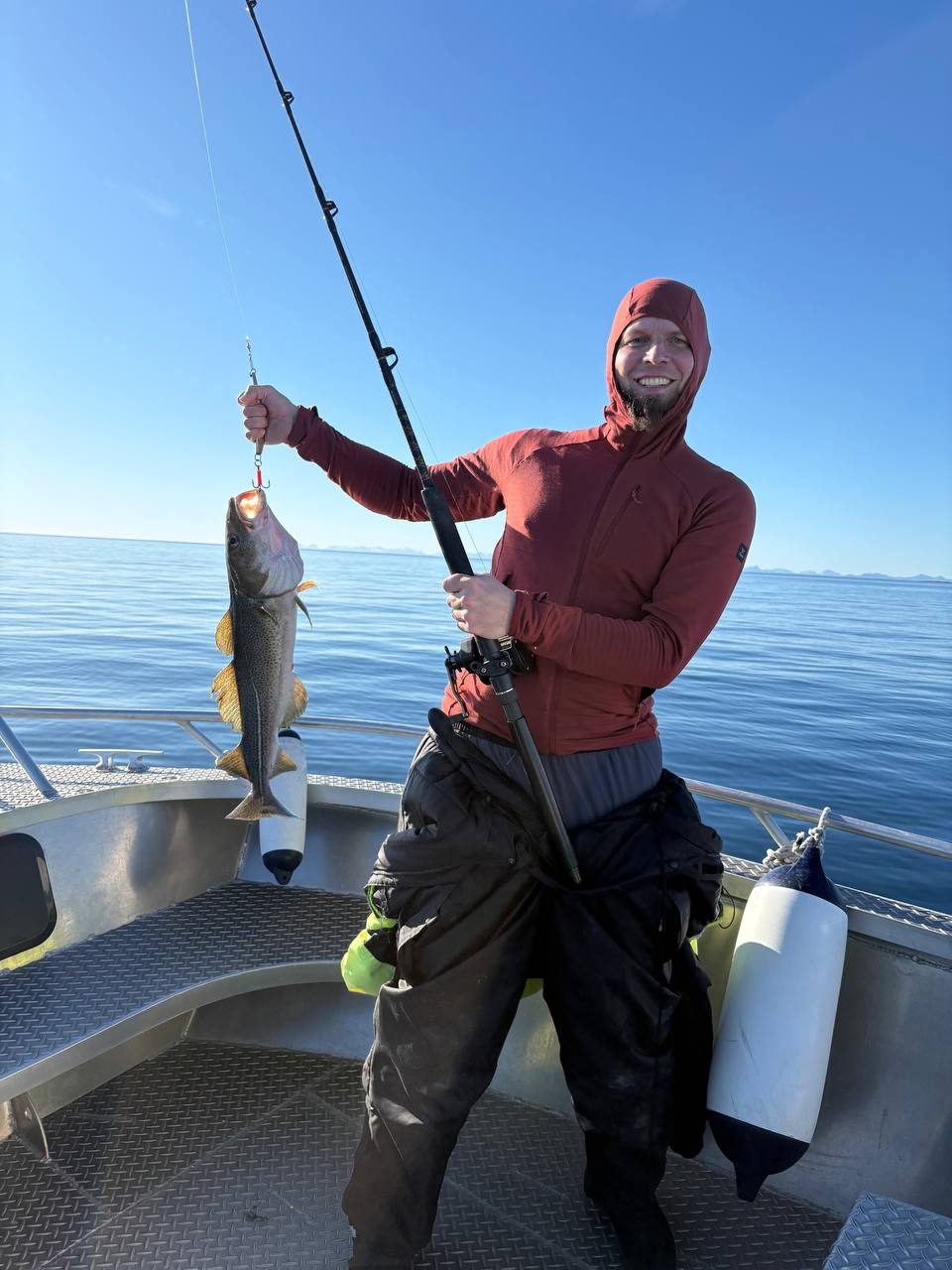 Vaclav v červené mikině drží velkou tresku