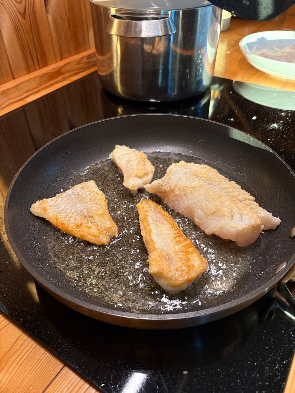 Filety z tresky smažené na másle v pánvi