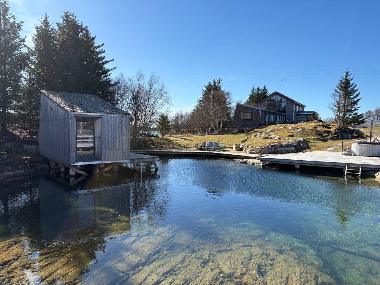 Pohled přes klidný rybníček na hlavní penzion Manshausen