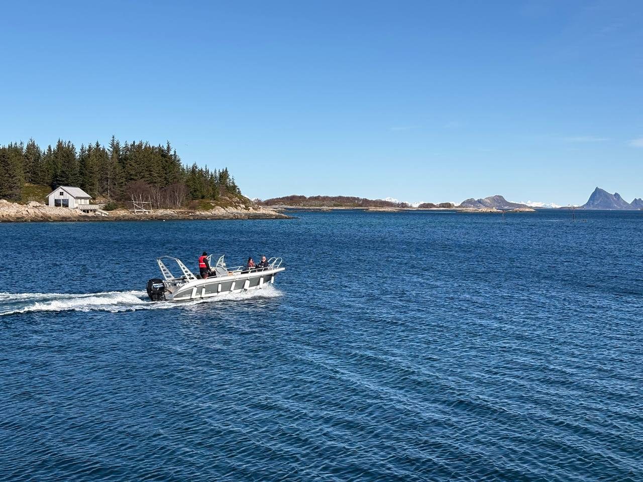 Bílá loď odváží hosty přes fjord