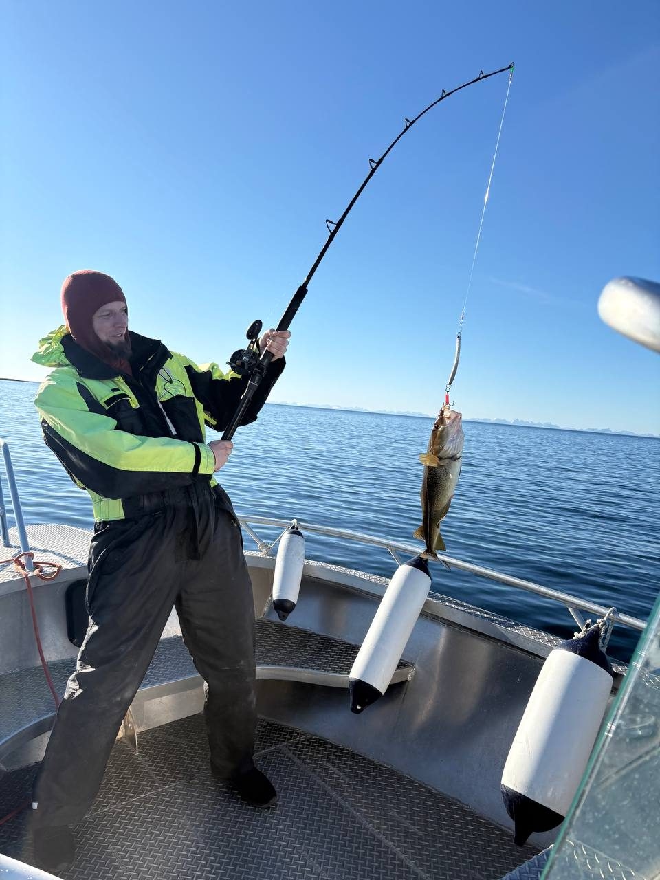 Vaclav v reflexní bundě drží tresku střední velikosti