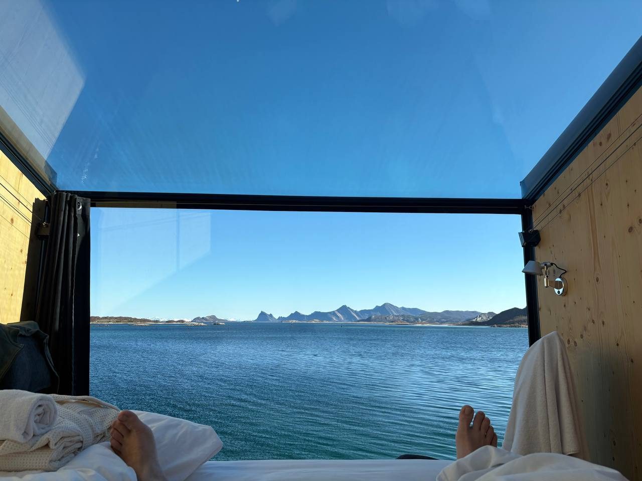 Ranní výhled z postele - moře a hory