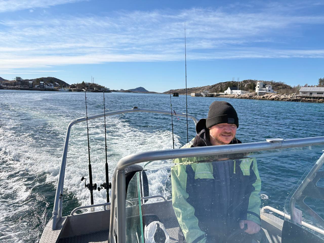 Darek u kormidla aluminiové lodi s pruty, cestou na lovné místo