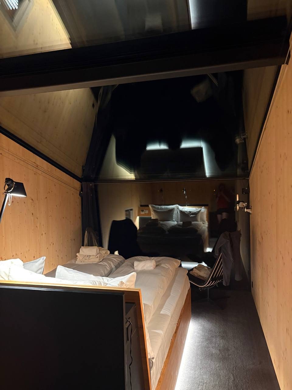 Interiér chatky se skleněným stropem