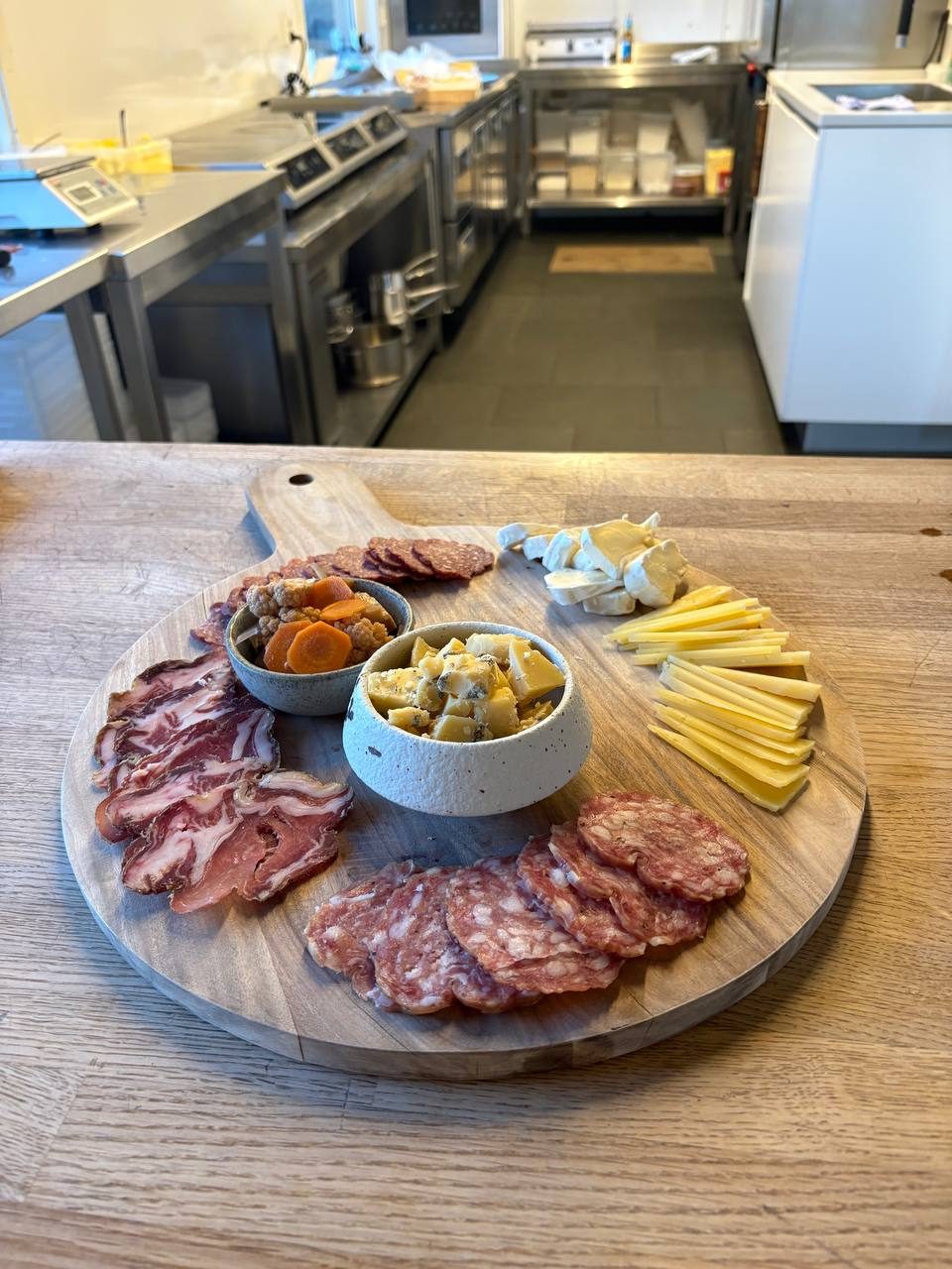 Prkénko se salámy a sýry