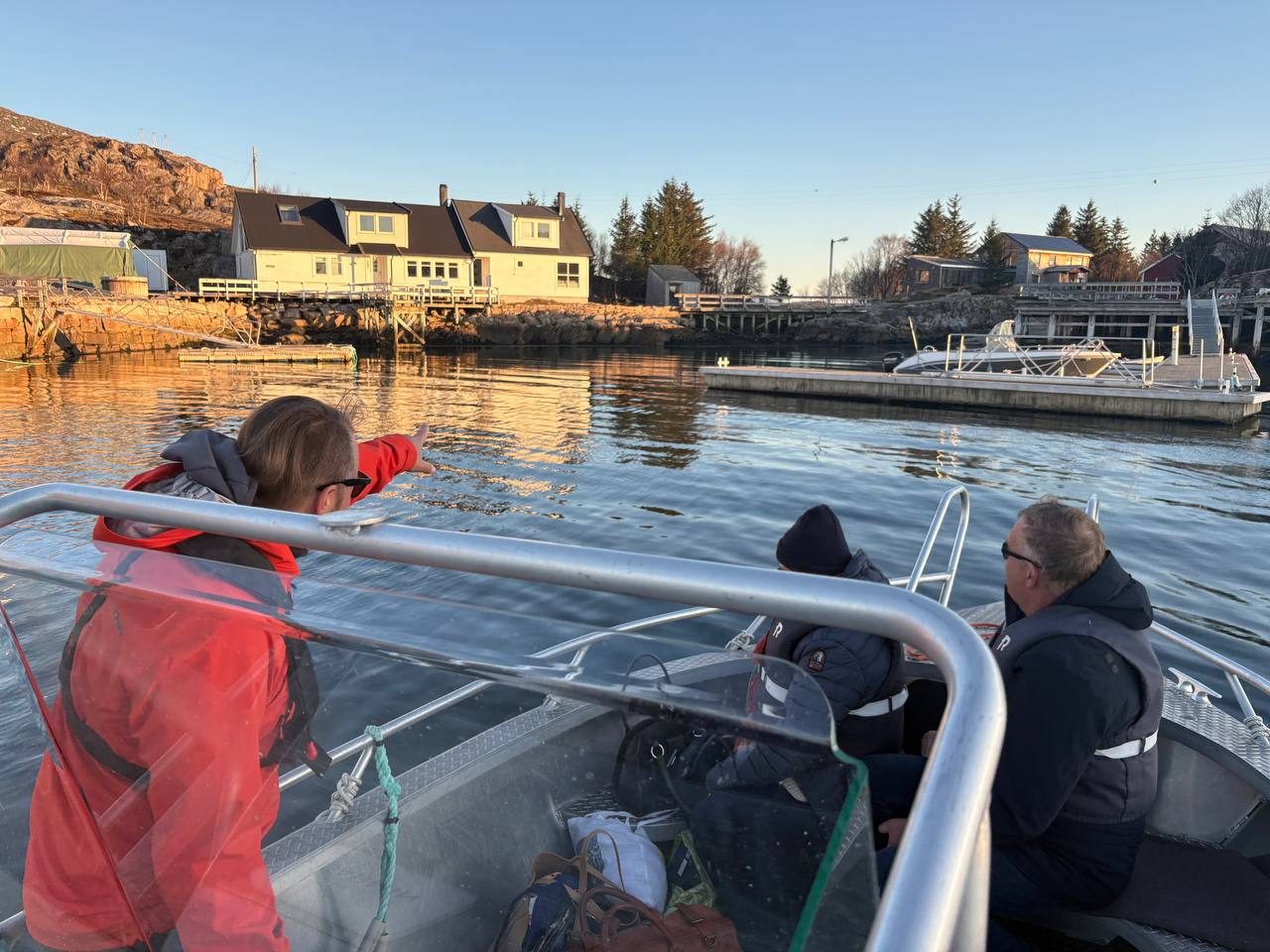 Darův dům u vody ve zlatém světle