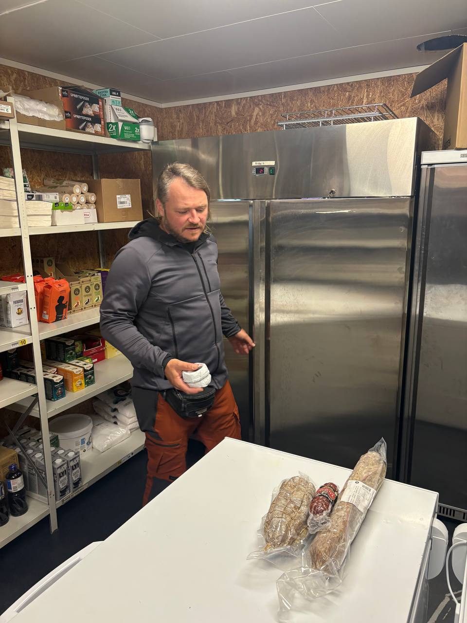 Vaklaf v kuchyni kouká na zásoby