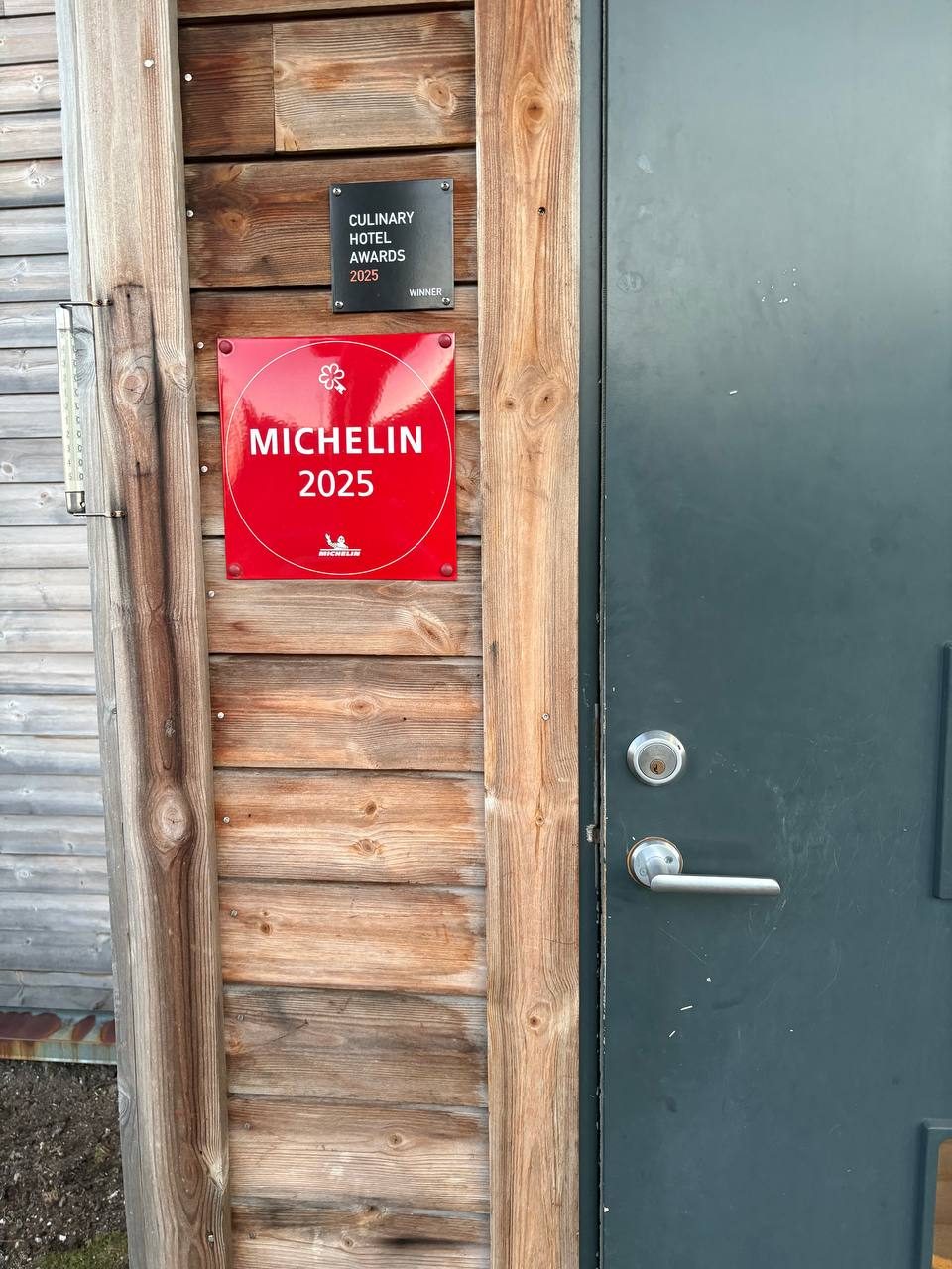 Michelin klíč samolepka na dveřích