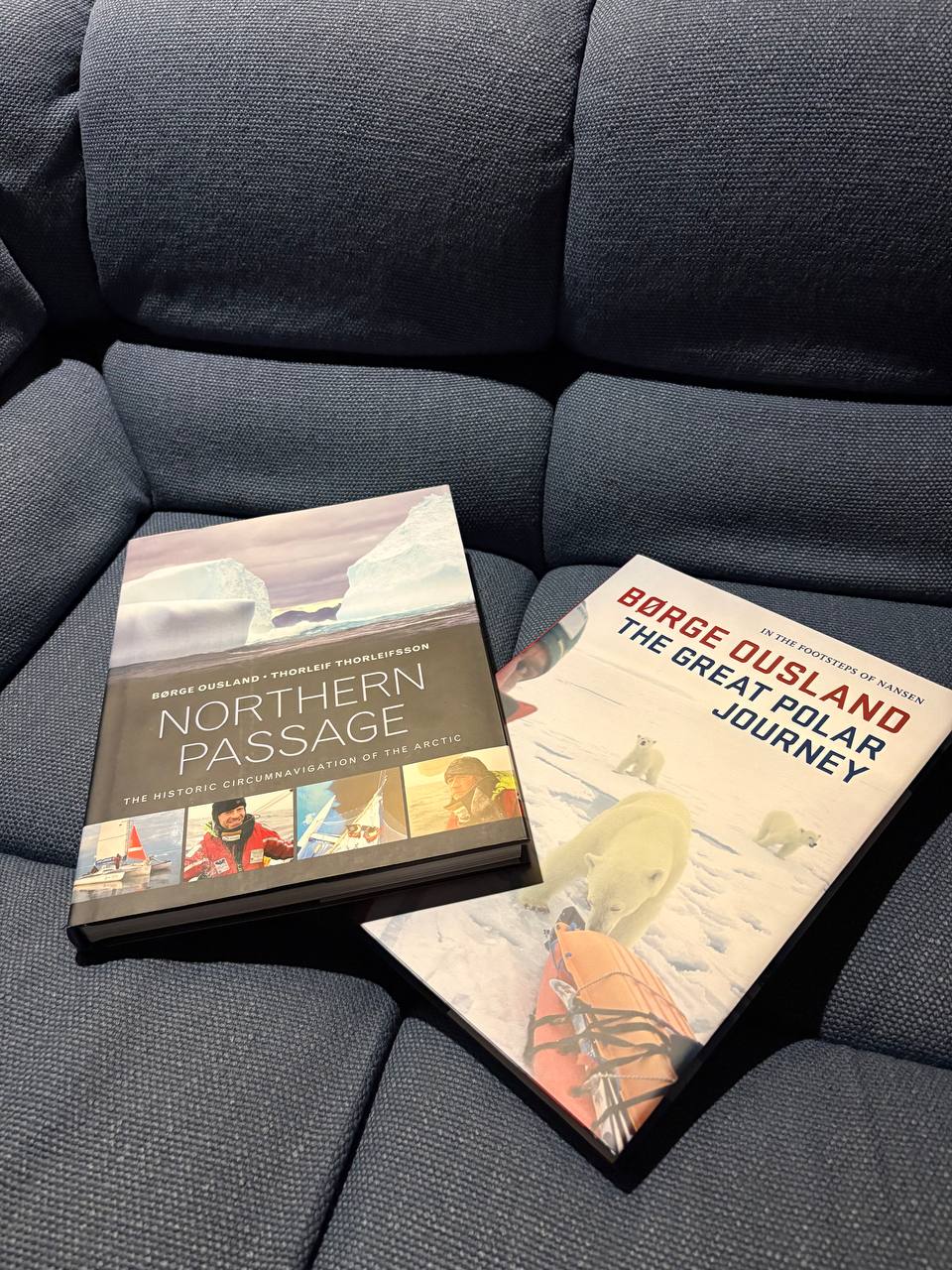Dvě knihy Børge Ouslanda na gauči: Northern Passage a The Great Polar Journey