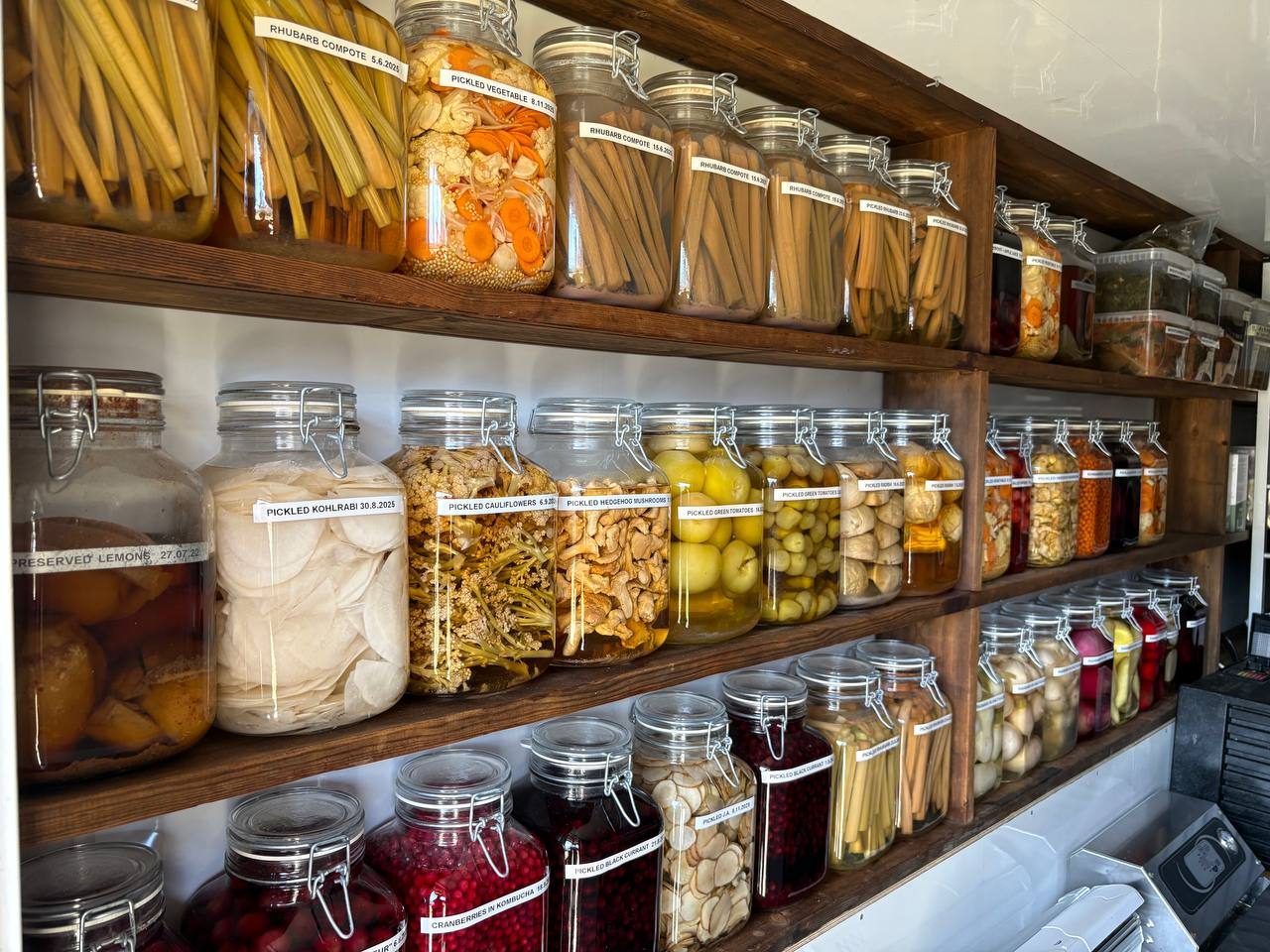 Police plné domácích zavařenin a pickles v kuchyni
