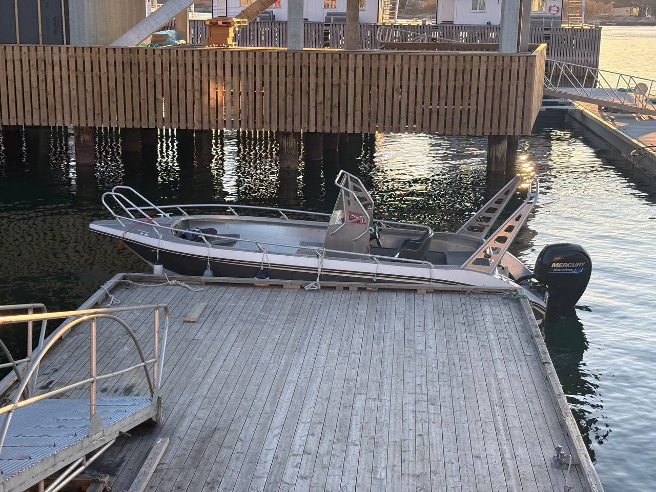 Člun shuttle u mola