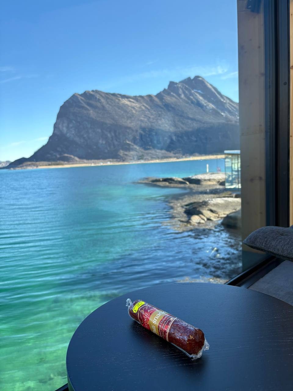 Salám ze Sport Outletu v ohořelé boudě s výhledem na hory