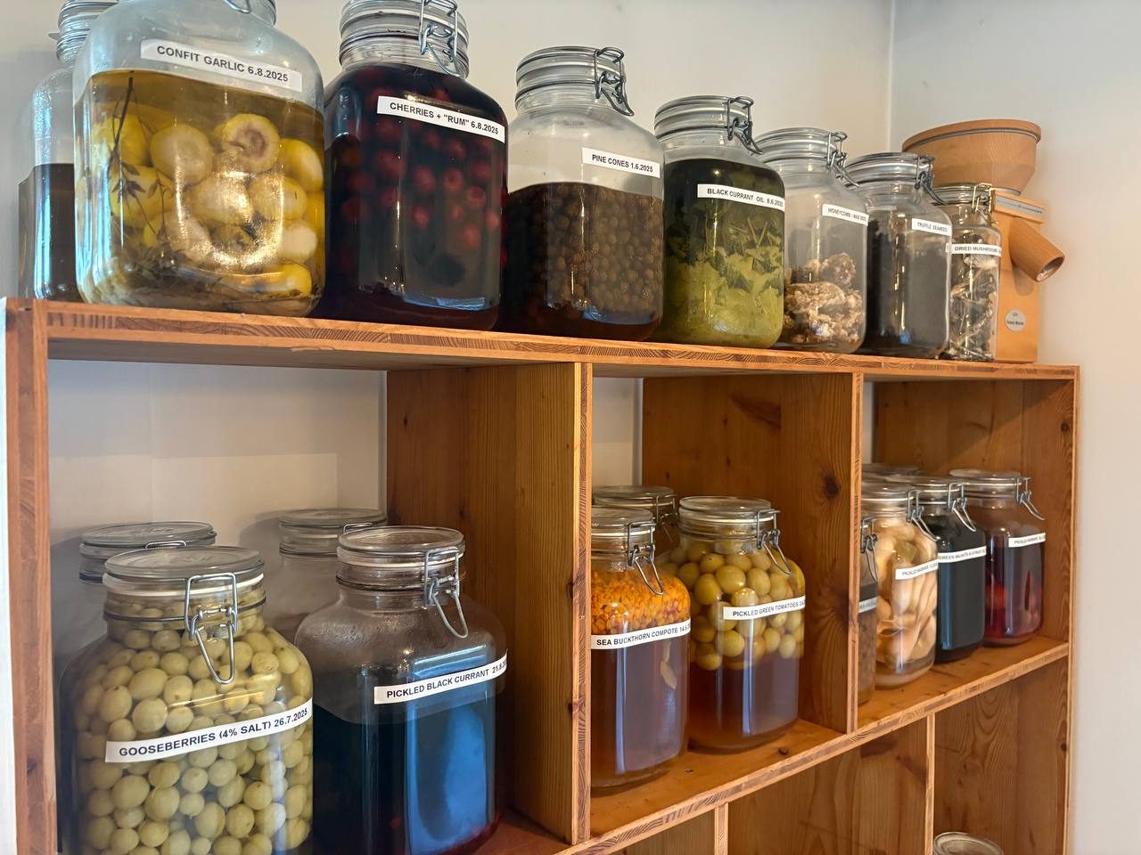 Police s kvašenými zásobami a nakládačkami