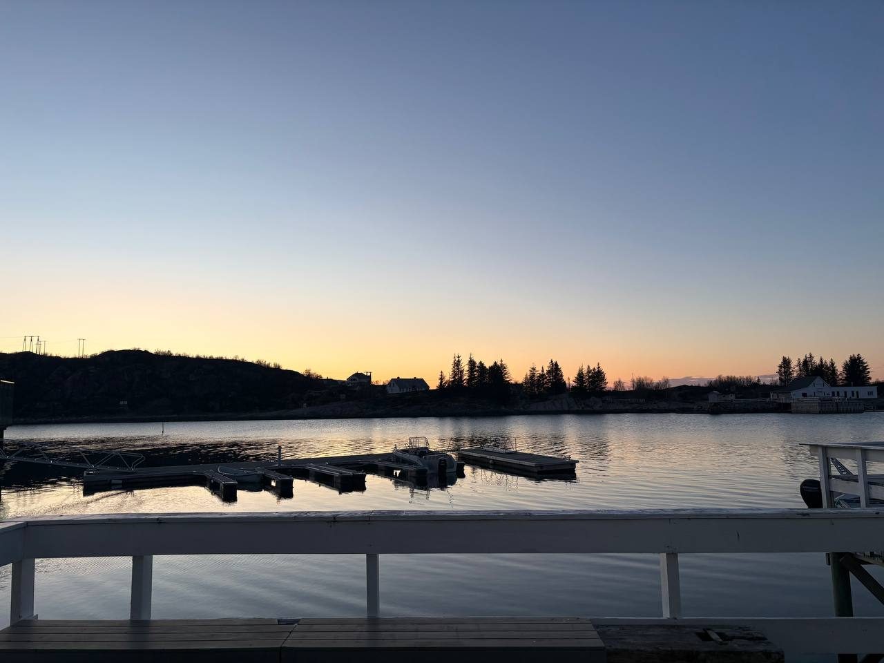 Večerní pohled z terasy na fjord