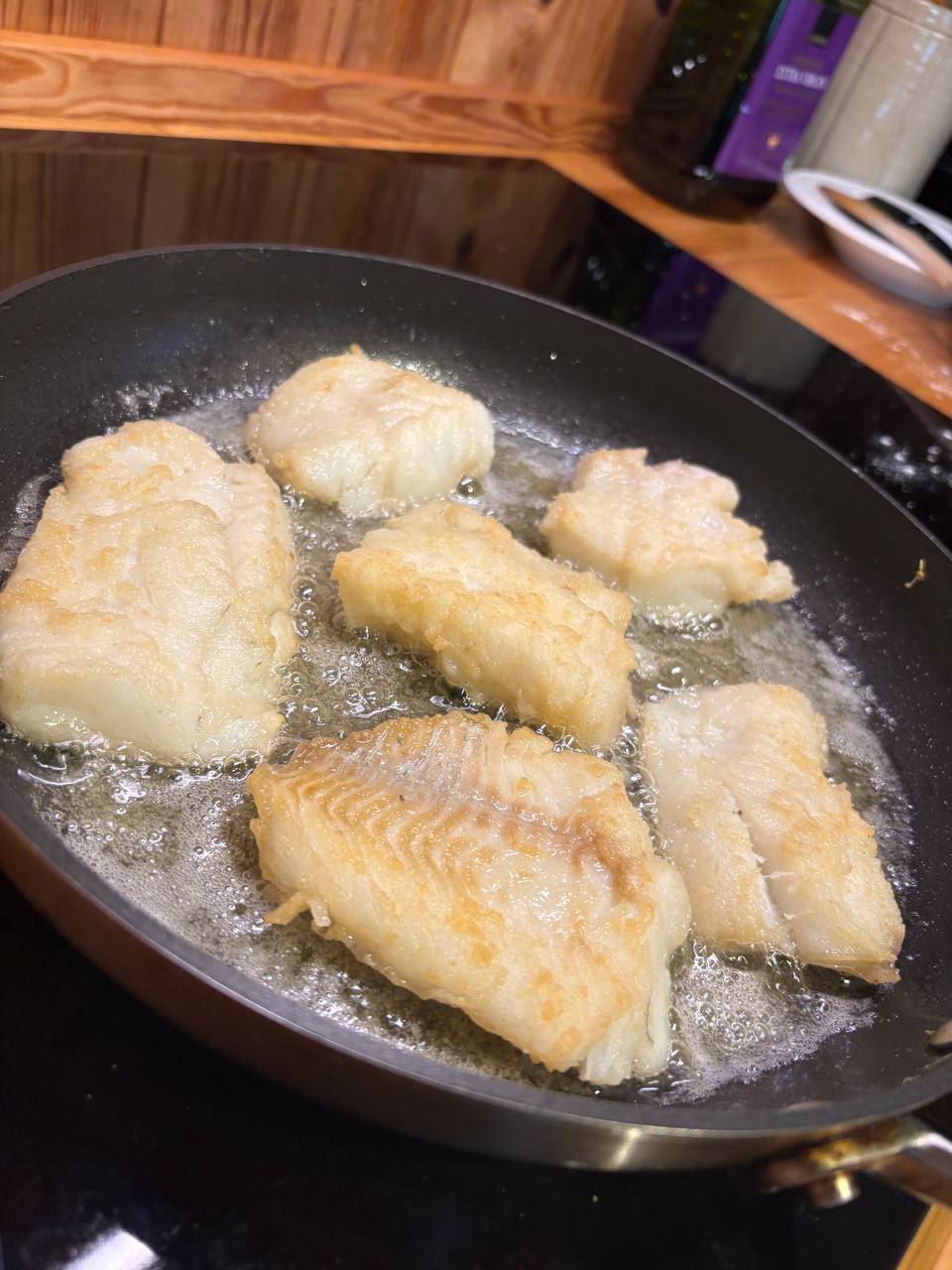 Filety tresky smažené v pánvi na másle