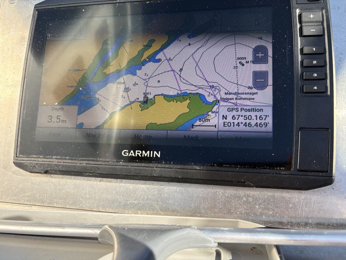 Garmin GPS s námořní mapou, hloubky a navigační trasa