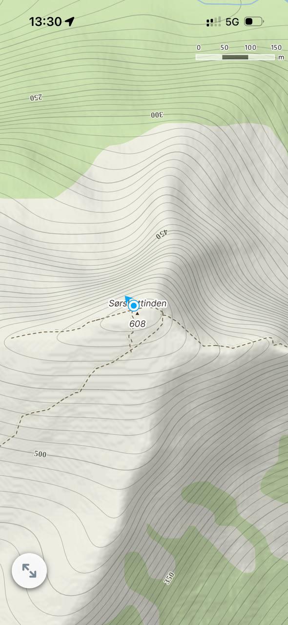 Screenshot topografické mapy s vyznačeným bodem Sørskottinden 608 m
