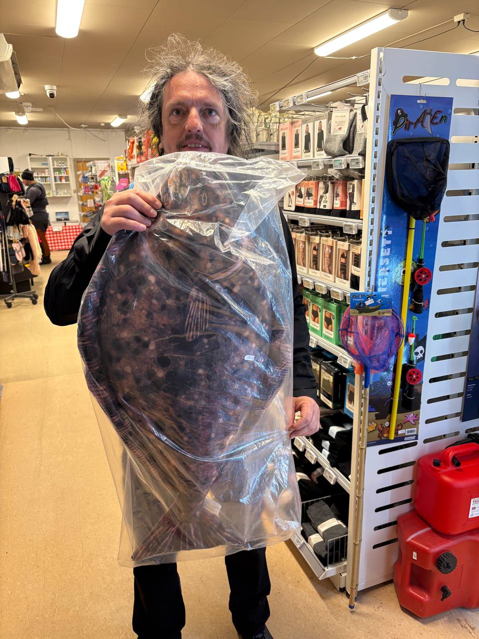 Člověk s balíčkem suvenýru v horském obchůdku