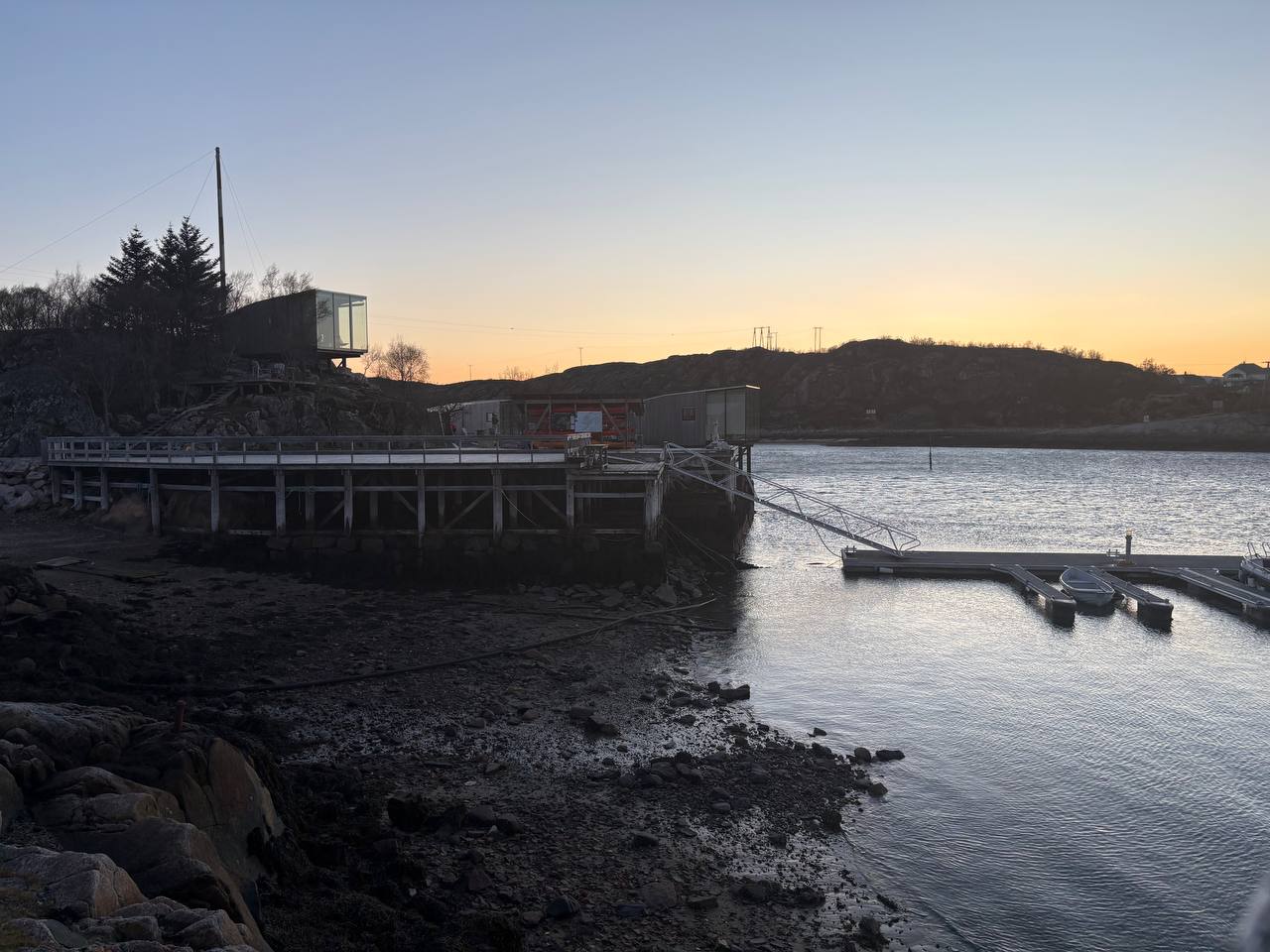 Přístav při odlivu, zlaté večerní světlo, nízká hladina, kameny kolem mola