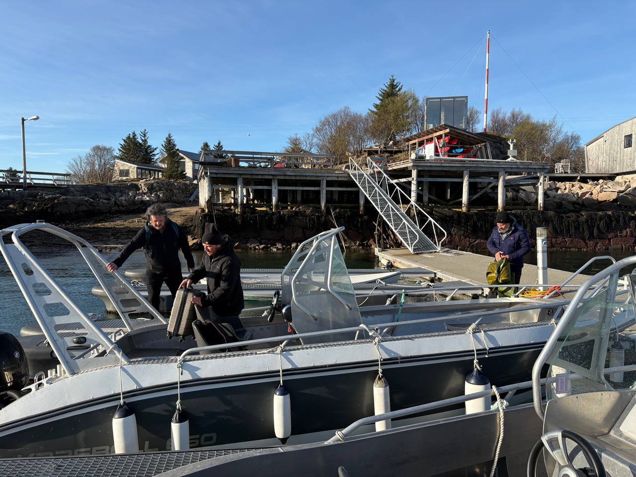 Přístav s loděmi, lidé na molu