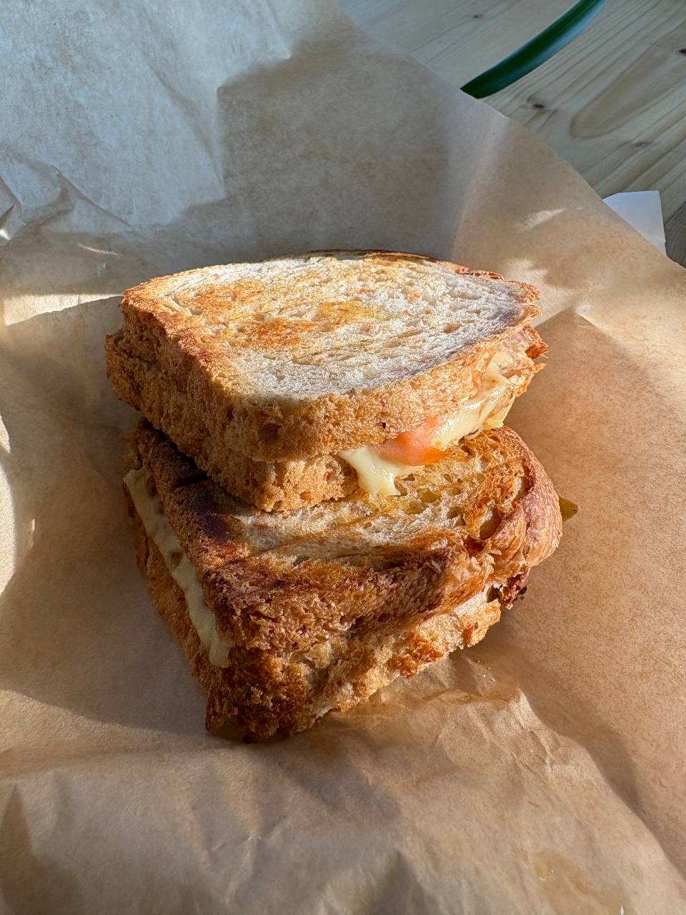 Zapečený toast na talíři